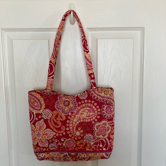 Vera Bradley Medium Handbag. Raspberry Fizz Paisley Print with Snap Closure - Picture 2 of 5